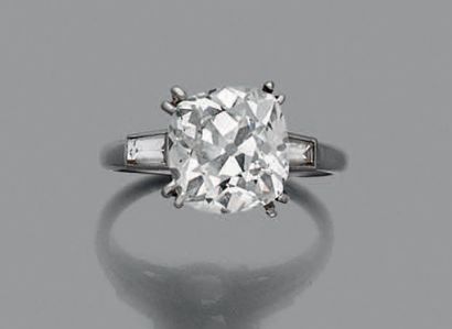 CHAUMET 
Bague en platine, ornée d'un diamant de taille coussin pesant 3,62 cts épaulé...