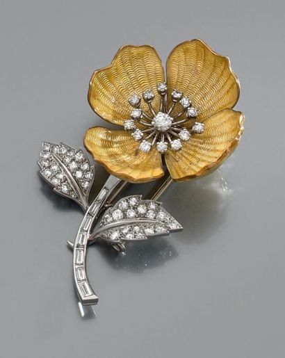 BOUCHERON 
BROCHE en or 18K (750) en forme d'anémone, les pétales émaillés jaune,...