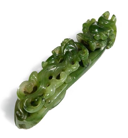  FIBULE en néphrite verte épinard sculptée en forme de deux qilong affrontés. Chine...