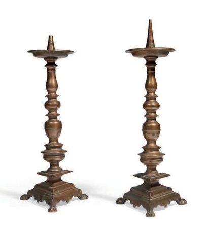 null PAIRE DE PIQUE-CIERGES en bronze, fût tourné en balustre et vase, base triangulaire...