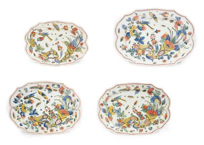 ROUEN Quatre plats ovales à bord contourné à décor polychrome de cornes fleuries,...