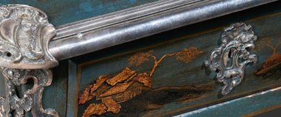  EXCEPTIONNEL BUREAU PLAT en vernis européen à fond bleu. Il ouvre à trois tiroirs,...