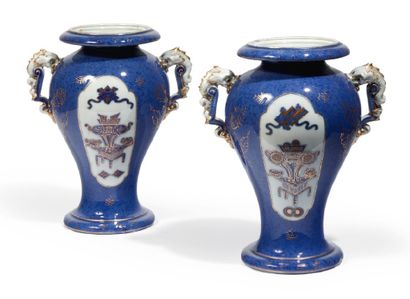 BAYEUX Paire de vases en porcelaine à fond bleu et à cartouches de chinoiseries sur...