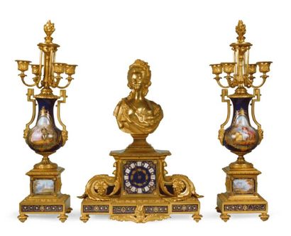  GARNITURE DE CHEMINÉE en porcelaine dans le goût de Sèvres et bronze doré, comprenant...