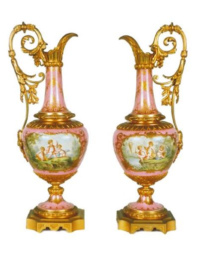 null PAIRE D'AIGUIÈRES en porcelaine anglaise à l'imitation de Sèvres et monture...