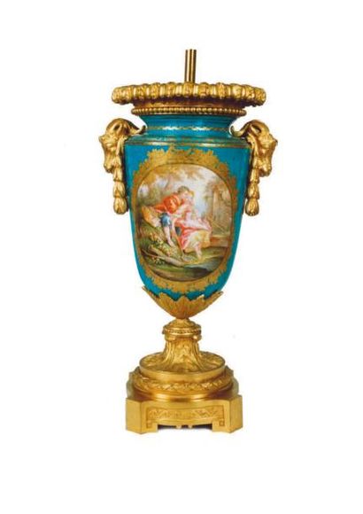  VASE en porcelaine de Paris dans le goût de Sèvres, monture en bronze doré et ciselé,...