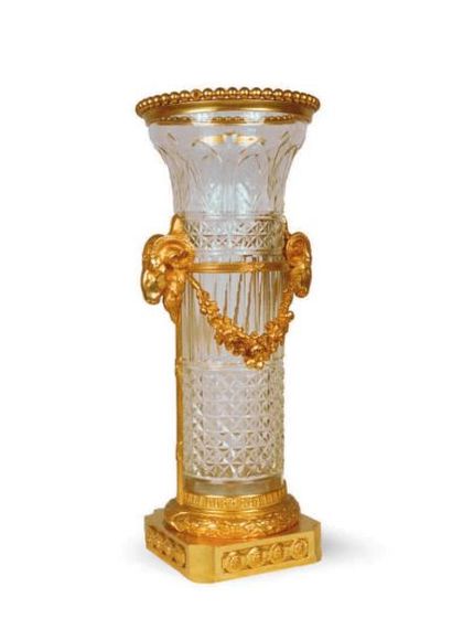 null VASE évasé en cristal taillé et monture en bronze ciselé et doré, les anses...