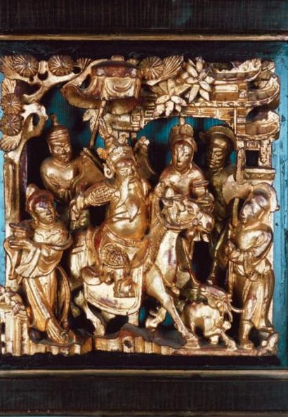  PANNEAU DE PORTE D'ARMOIRE CHINOISE en bois sculpté, ajouré et doré à décor de Poussah...