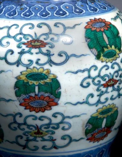  PETITE JARRE en porcelaine décorée en bleu sous couverte et émaux polychromes dit...