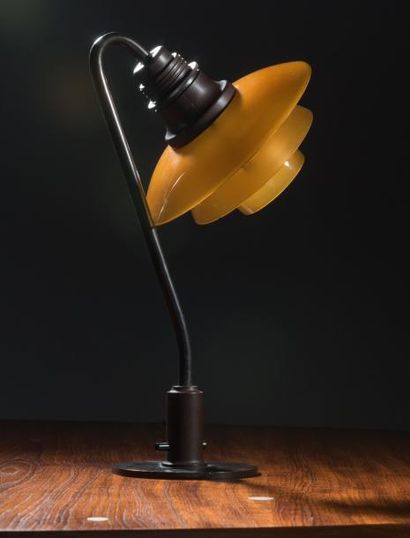 POUL HENNINGSEN (1894-1967) 
Lampe de table modèle «PH 2/2»
Laiton à patine canon...