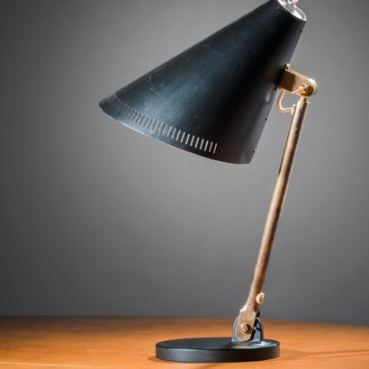 PAAVO TYNELL (1890-1973) 
Lampe de table orientable modèle «9222»
Laiton et métal...
