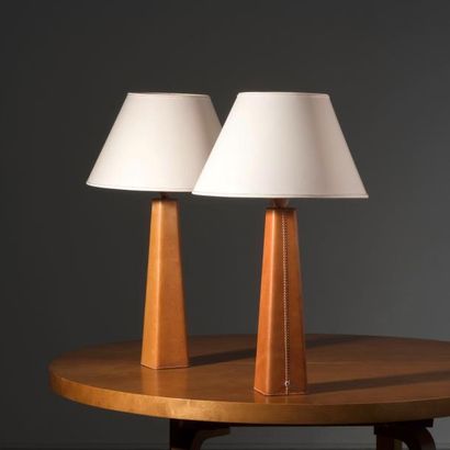 LISA JOHANSSON-PAPE (1907-1989) 
Paire de lampes de table modèle «46-191»
Cuir cognac...
