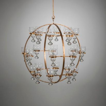 ERIK HÖGLUND (1932-1998) 
Chandelier
Métal doré et verre
Édition Kosta Boda Vers...