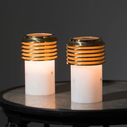 HANS AGNE JAKOB SSON (1919-2009) 
Paire de lampes de table Acrylique de couleur blanche,...