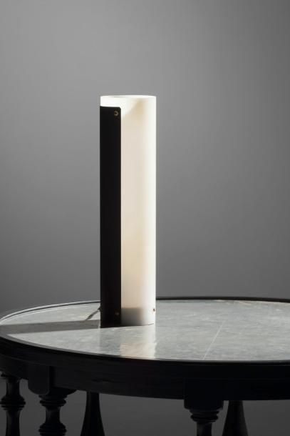 HANS BERGSTRÖM 
Lampe de table Métal laqué noir, laiton et acrylique blanche
Édition...