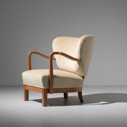 VIGGO BOESEN (1907-1985) 
Rare paire de fauteuils
Chêne et velours Kvadrat écru par...