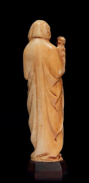 null Sainte Anne Trinitaire en ivoire de morse sculpté en ronde-bosse. Debout, serrant...