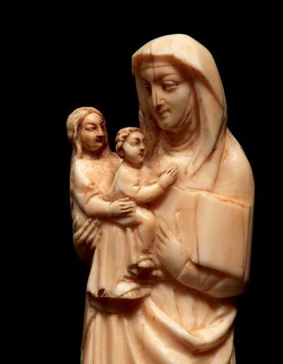 null Sainte Anne Trinitaire en ivoire de morse sculpté en ronde-bosse. Debout, serrant...