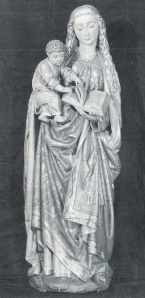 null Importante Vierge à l'Enfant en pierre calcaire sculptée en ronde-bosse. Debout,...