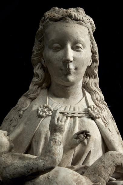 null Importante Vierge à l'Enfant en pierre calcaire sculptée en ronde-bosse. Debout,...