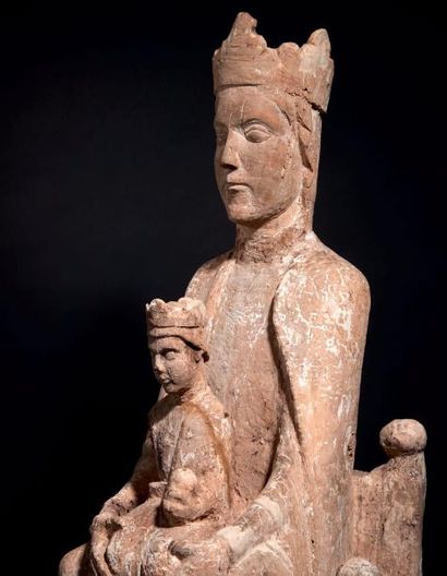 null Vierge à l'Enfant en majesté en bois (aulne?) sculpté en ronde-bosse avec restes...