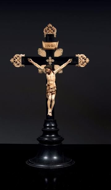 null Crucifix avec Christ en ivoire sculpté avec rehauts de polychromie et de dorure...