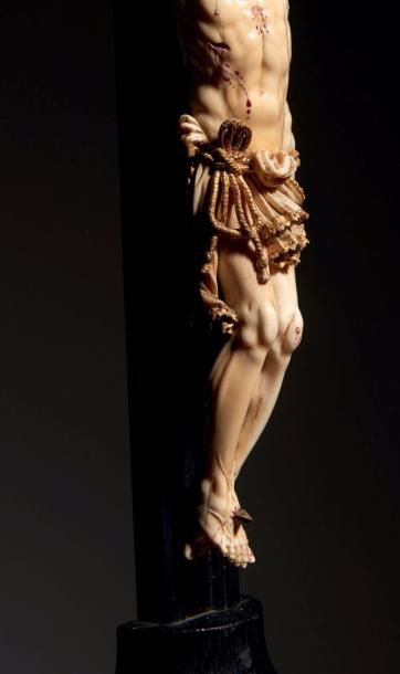null Crucifix avec Christ en ivoire sculpté avec rehauts de polychromie et de dorure...
