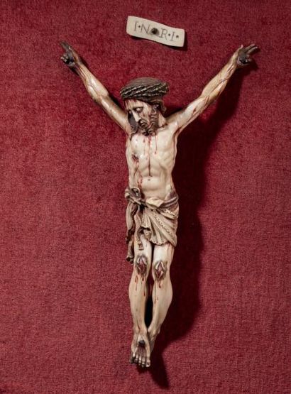 null Beau Christ en ivoire sculpté avec rehauts de polychromie.
Tête inclinée vers...