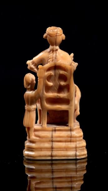 null Pièce d'échec, reine, en ivoire fossilisé sculpté en ronde-bosse représentant...