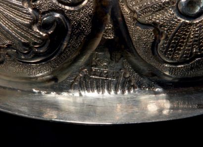 null Coupe couverte en argent repoussé, gravé et doré.
Décor de cupules ornées de...