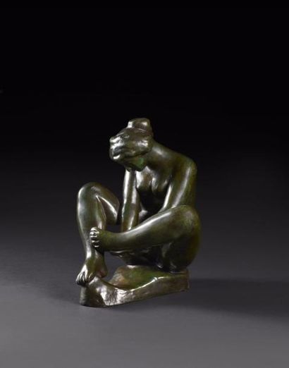 Aristide MAILLOL (1861-1944) 
Jeune femme se tenant un pied ou Baigneuse assise,...