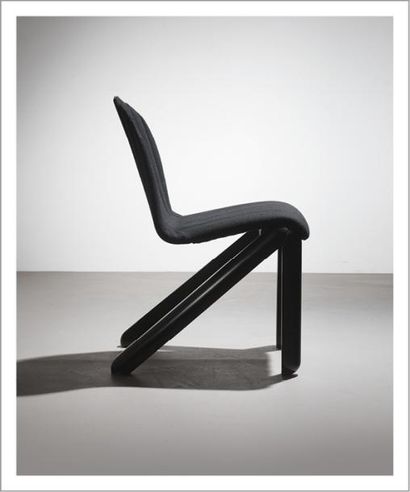 JEAN-LOUIS BERTHET (NÉ EN 1940) Chaise modèle «Presto»
Hêtre laqué noir, assise en...