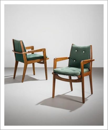 PIERRE GUARICHE (1926-1995) Paire de fauteuils modèle «FS 106»
Chêne massif teinté,...