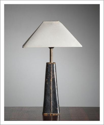 MATHIEU MATÉGOT (1910-2001) Lampe de table
Cuir noir patiné, laiton et tissu blanc
Édition...