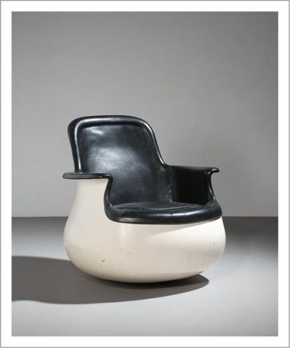 MARC HELD (NÉ EN 1932) Fauteuil modèle «Culbuto»
Fibre de verre de couleur blanche...