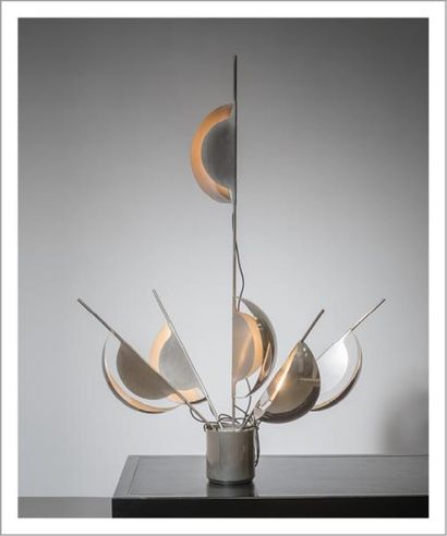 JEAN-PIERRE VITRAC (NÉ EN 1944) Rare lampe modèle «Fleur»
Acier inoxydable
Édition...