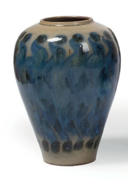 EUGÈNE PAULUS (1876-1930) Vase, 1928
Céramique à décor bleu sur fond beige.
Signée...