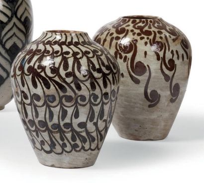 Pierre Paulus (1881-1959) Deux vases, 1942
Céramiques à motifs marrons sur fond beige.
Signées...