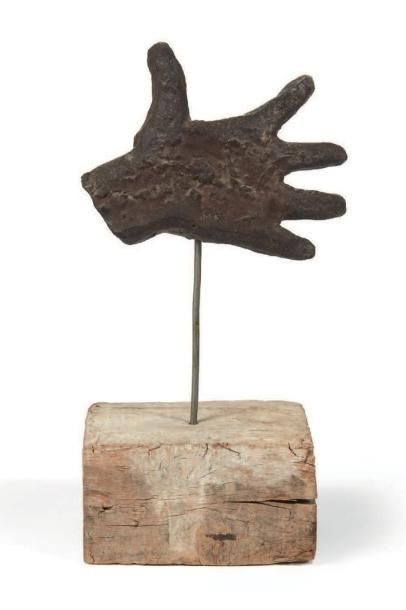 EVERT LINDFORS (NÉ EN 1927) 
Main d'enfant
Sculpture en terre cuite patinée imitant...