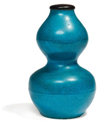 null Vase en forme double gourde en porcelaine émaillée bleu turquoise. Marque Jiaqing...