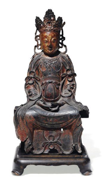 null Guanyin assise en bronze laqué doré. Chine, XVIe siècle (pan de la robe accidenté)....