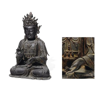 null Sculpture de Bodhisattva en bronze représenté assis en padmasana. Traces de...