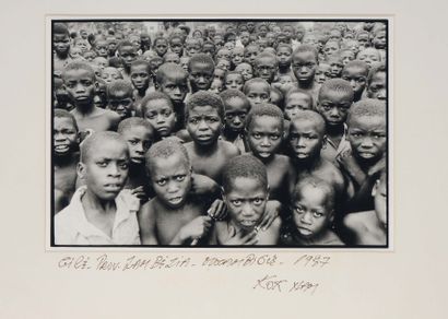KOK NAM (MOZAMBIQUE, NÉ EN 1939) Une foule d'enfants, 1987 Tirage argentique en noir...