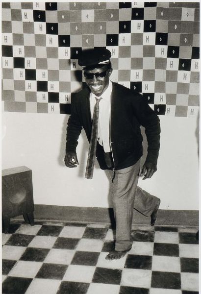 MALICK SIDIBÉ (MALI, NÉ EN 1936) James Brown. Tirage argentique en noir et blanc...