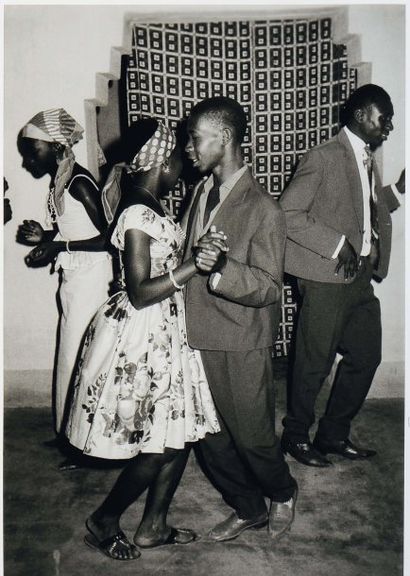 MALICK SIDIBÉ (MALI, NÉ EN 1936) Couple de danseurs africains Tirage argentique en...