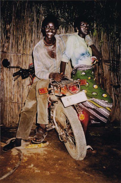 RICHARD LOKIDEN WANI (SOUDAN, NÉ EN 1974) Bis à moto, 2005. Tirage numérique couleur...