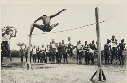 ROBERT PHILLIPS (NÉ VERS 1930) African high Jump Tirage argentique sur papier cartonné,...