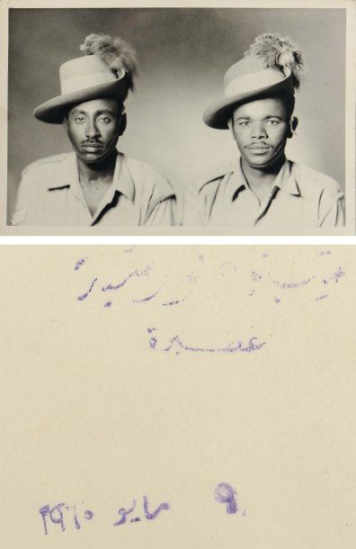 AL RASHID MAHDI (SOUDAN, 1923-2008) Deux militaires assis côte à côte, portant chapeaux...
