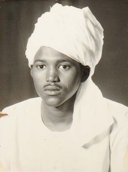 AL RASHID MAHDI (SOUDAN, 1923-2008) Jeune homme scarifié portant une « imma » (coiffe...