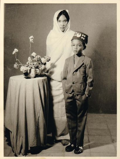 AL RASHID MAHDI (SOUDAN, 1923-2008) Une mère et son fils, 1955. Tirage argentique...